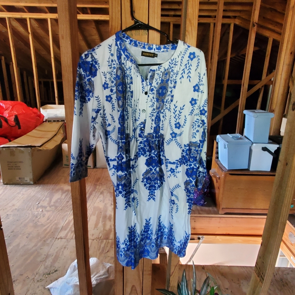 Tunic with floral accent